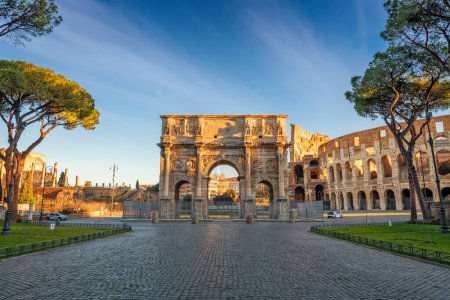 Foto de Roma, Italia en el Arco de Constantino y el Coliseo al atardecer. - Imagen libre de derechos