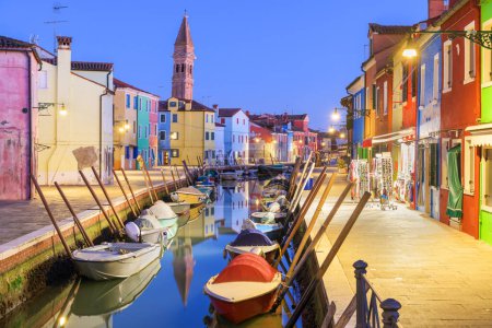 Foto de Burano, Venecia, Italia coloridos edificios a lo largo de los canales en el crepúsculo. - Imagen libre de derechos