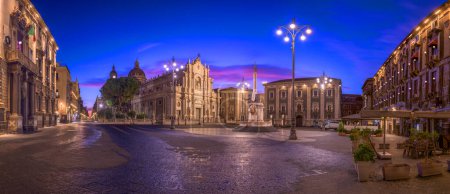 Catania, Sicilia, Italia desde Piazza Del Duomo al amanecer.