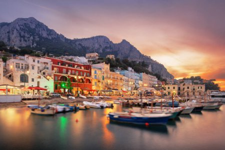 Foto de Capri, Italia con tiendas y restaurantes en Marina Grande al atardecer. - Imagen libre de derechos