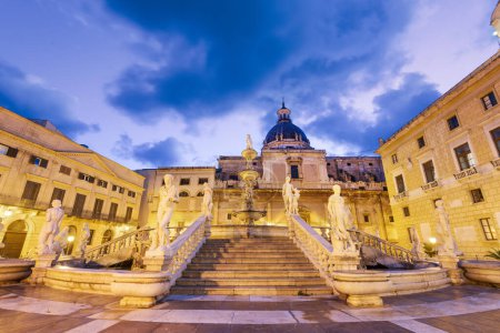 Téléchargez les photos : Palerme, Italie à la fontaine prétorienne pendant l'heure bleue. - en image libre de droit