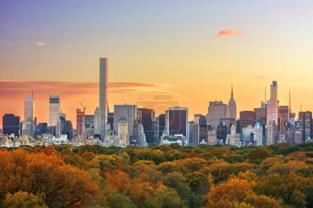 Téléchargez les photos : Skyline de New York sur Central Park au début de l'automne
. - en image libre de droit