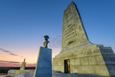 Foto de KILL DEVIL HILLS, CAROLINA DEL NORTE - 5 DE MAYO DE 2023: The Wrights Brothers National Memorial at sunset. - Imagen libre de derechos