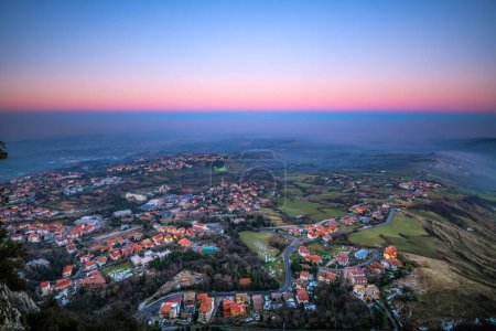Téléchargez les photos : Saint-Marin, un pays enclavé en Italie depuis Monte Titano au crépuscule. - en image libre de droit