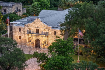 Der Alamo in San Antonio, Texas, USA von oben in der Dämmerung.