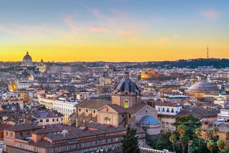 Téléchargez les photos : Rome, Italie paysage urbain sur le toit avec le Panthéon, Castel Sant'Angelo, le Vatican, et d'autres monuments historiques au crépuscule. - en image libre de droit