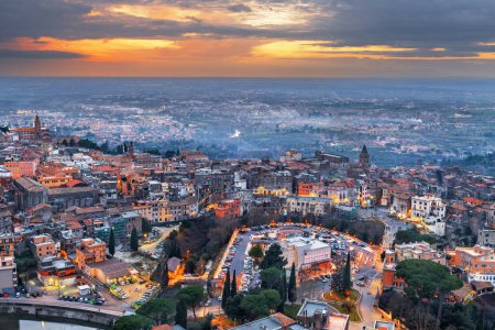 Téléchargez les photos : Tivoli, Italie vue de la ville au crépuscule. - en image libre de droit