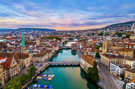 Téléchargez les photos : Zurich, Swizterland au-dessus de la rivière Limmat le matin. - en image libre de droit