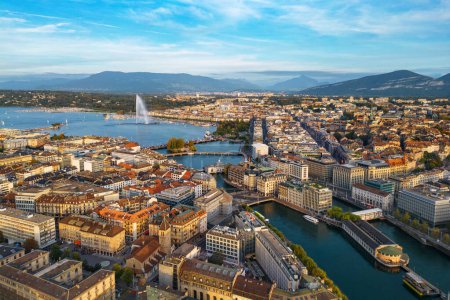 Téléchargez les photos : Genève, Suisse vue panoramique vers la fontaine Jet d'Eau du lac Léman. - en image libre de droit
