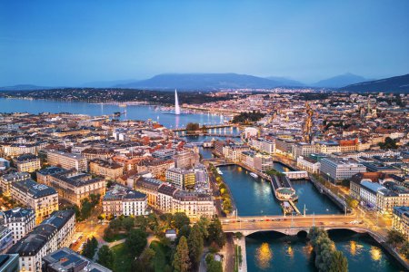 Téléchargez les photos : Genève, Suisse vue panoramique vers la fontaine Jet d'Eau du lac Léman au crépuscule. - en image libre de droit