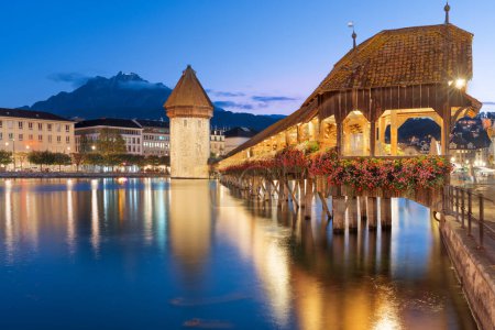 Téléchargez les photos : Lucern, Suisse avec le pont de la chapelle sur la rivière Reuss avec Mt. Pilatus au loin au crépuscule. - en image libre de droit