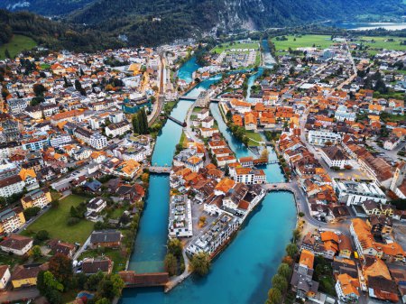 Téléchargez les photos : Interlaken, Suisse sur la rivière Aare d'en haut. - en image libre de droit