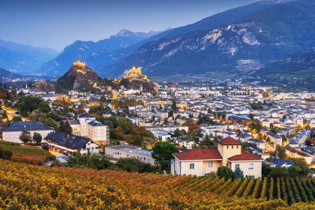 Foto de Sion, Suiza en el cantón de Valais a la hora azul sobre los viñedos en otoño. - Imagen libre de derechos