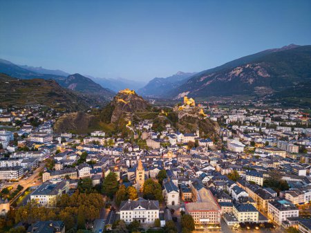 Téléchargez les photos : Sion, Suisse dans le canton du Valais à l'heure bleue. - en image libre de droit
