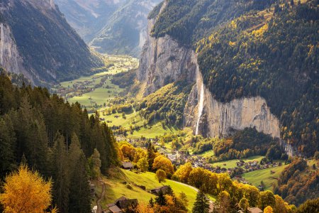 Téléchargez les photos : Lauterbrunnen, Suisse vallée de Wengen à l'automne avec Staubbach Falls. - en image libre de droit