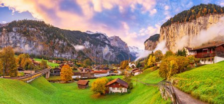 Foto de Lauterbrunnen, Suiza hermoso panorama matutino durante la temporada de otoño. - Imagen libre de derechos