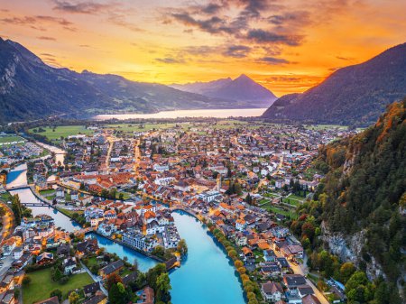 Foto de Interlaken, Suiza con vistas al río Aare al atardecer. - Imagen libre de derechos