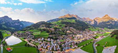 Téléchargez les photos : Engelberg, Suisse panorama dans les Alpes au crépuscule. - en image libre de droit