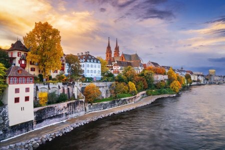 Foto de Basilea, Suiza en el río Rin al atardecer en otoño. - Imagen libre de derechos