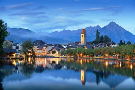 Téléchargez les photos : Interlaken, Suisse sur la rivière Aare à l'heure bleue. - en image libre de droit