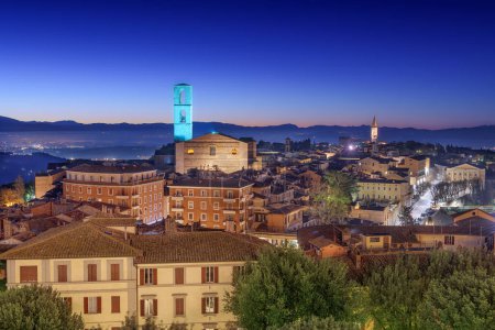 Téléchargez les photos : Pérouse, Italie, capitale de l'Ombrie, à l'aube. - en image libre de droit