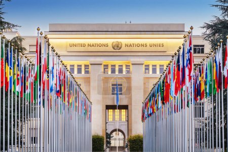 Foto de GINEBRA, SUIZA - 2 DE OCTUBRE DE 2023: La Oficina de las Naciones Unidas en Ginebra con las banderas de los países miembros. - Imagen libre de derechos