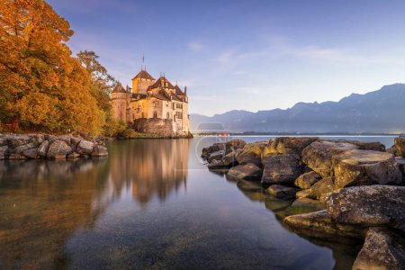 Foto de Castillo de Chillon en el lago de Ginebra, Suiza al atardecer. - Imagen libre de derechos