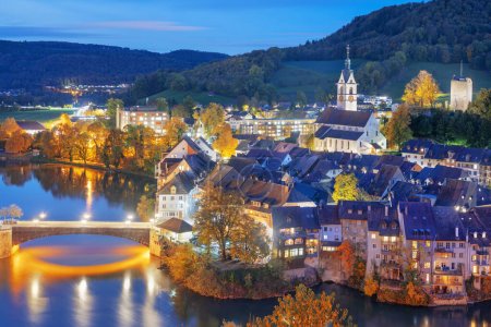 Téléchargez les photos : Laufenburg, Suisse sur le Rhin au crépuscule. - en image libre de droit