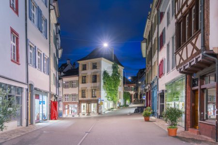 Téléchargez les photos : Bâle, Suisse dans la vieille ville à l'heure bleue. - en image libre de droit