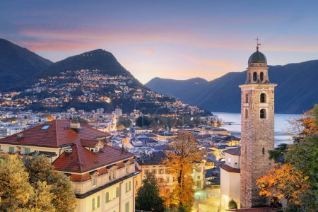Téléchargez les photos : Lugano, Suisse à l'aube de l'automne sur le lac Lagano. - en image libre de droit