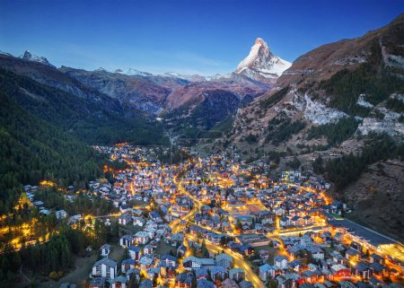 Téléchargez les photos : Zermatt, Suisse Village alpin avec le Cervin à l'heure bleue. - en image libre de droit