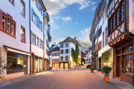 Téléchargez les photos : Bâle, Suisse dans la vieille ville à l'heure bleue. - en image libre de droit