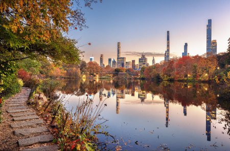 Téléchargez les photos : Central Park à New York au crépuscule sur le lac en automne. - en image libre de droit