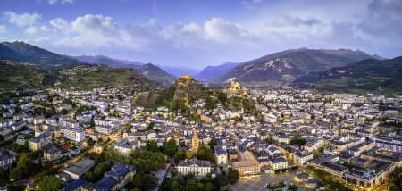 Téléchargez les photos : Sion, Suisse dans le canton du Valais à l'heure bleue. - en image libre de droit