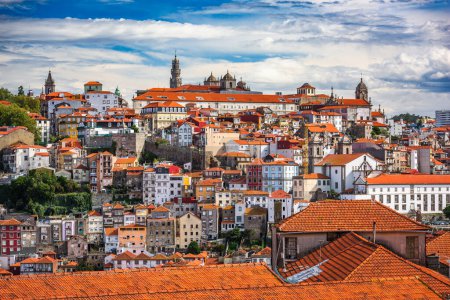 Foto de Porto, Portugal Ciudad Vieja skyline en un hermoso día. - Imagen libre de derechos