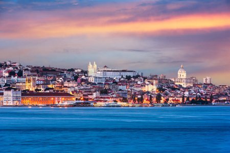 Téléchargez les photos : Lisbonne, Portugal de l'autre côté du Tage au crépuscule. - en image libre de droit