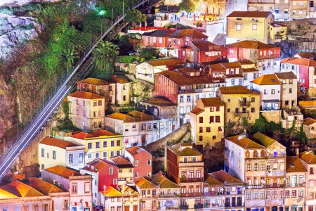 Téléchargez les photos : Porto, Portugal surplombant les bâtiments de la région de Ribeira la nuit. - en image libre de droit