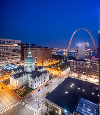 Téléchargez les photos : St. Louis, Missouri, États-Unis paysage urbain avec l'arche et le palais de justice la nuit
. - en image libre de droit