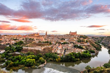 Téléchargez les photos : Tolède, Espagne horizon de la vieille ville sur le Tage à l'aube. - en image libre de droit