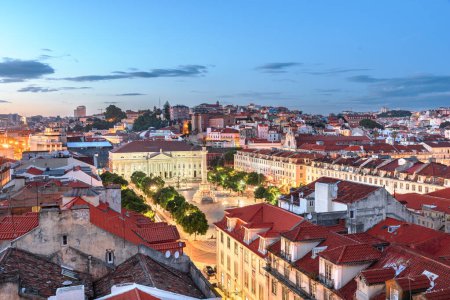 Téléchargez les photos : Lisbonne, Portugal skyline over Rossio Square at twilight. - en image libre de droit