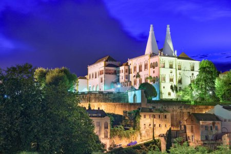 Foto de Sintra, Portugal con el Palacio Nacional de Sintra por la noche. - Imagen libre de derechos