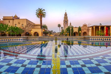 Foto de San Diego, California, USA plaza y fuente al amanecer. - Imagen libre de derechos
