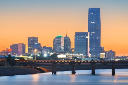 Téléchargez les photos : Oklahoma City, Oklahoma, États-Unis skyline du centre-ville sur la rivière Oklahoma à l'aube. - en image libre de droit