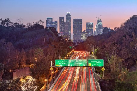 Foto de Los Angeles, California, USA skyline y autopista al atardecer
. - Imagen libre de derechos