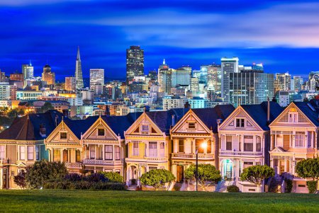Foto de San Francisco, California, Estados Unidos paisaje urbano y plaza por la noche. - Imagen libre de derechos