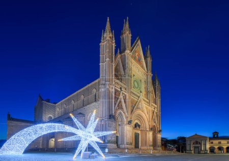 Foto de Orvieto, Italia en la catedral y plaza con decoraciones de temporada a la hora azul. - Imagen libre de derechos