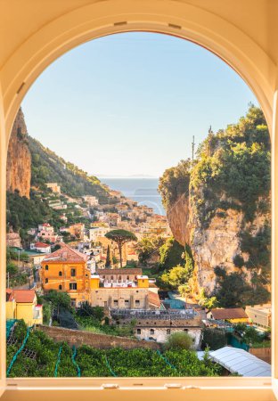 Téléchargez les photos : Amalfi, Italie sur la côte méditerranéenne par une fenêtre. - en image libre de droit