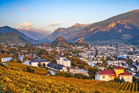 Foto de Sion, Suiza en el Cantón del Valais al atardecer. - Imagen libre de derechos