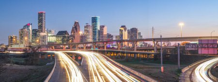 Foto de Houston, Texas, USA skyline céntrico sobre las carreteras al atardecer. - Imagen libre de derechos