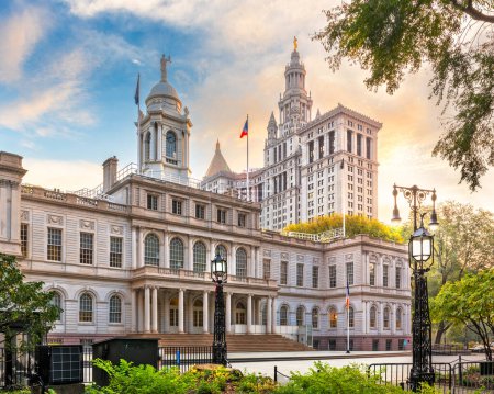 Téléchargez les photos : Hôtel de Ville de New York dans la matinée au City Hall Park dans le Civic Center. - en image libre de droit